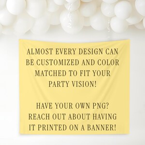 Pu&ograve; includere: Un banner giallo con il testo: "QUASI OGNI DESIGN PU&Ograve; ESSERE PERSONALIZZATO E ABBINATO AI COLORI PER ADATTARSI ALLA TUA VISIONE DELLA FESTA! HAI IL TUO PNG? CONTATTACI PER STAMPARLO SU UN BANNER!" Palloncini bianchi sullo sfondo.