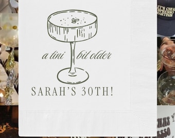 Servilletas de cóctel "A Tini Bit Older", decoración para fiesta de cumpleaños de Martini Espresso, servilletas personalizadas divertidas, temática Tini, artículos para fiesta Dirty Thirty