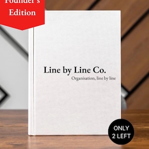 Può includere: Un libro con copertina rigida bianca con il testo Line by Line Co. Organisation, line by line stampato in nero sulla copertina. Un banner rosso in alto a sinistra riporta Founder's Edition e un cerchio nero in basso a destra riporta ONLY 2 LEFT.