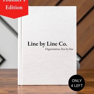 Può includere: Un libro con copertina rigida bianca con il testo nero Line by Line Co. Organisation, line by line. Un banner rosso nell'angolo in alto a sinistra recita Founder's Edition. Un badge circolare nero in basso a destra recita ONLY 4 LEFT.