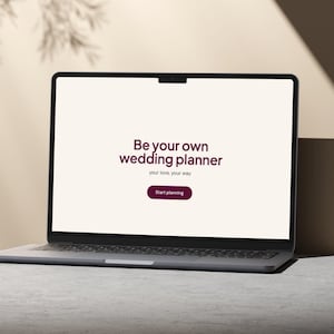 Può includere: Tazza in ceramica bianca con manico nero e la scritta "But First, Coffee" in nero. La tazza è posta su uno sfondo sfocato, che suggerisce un ambiente accogliente.