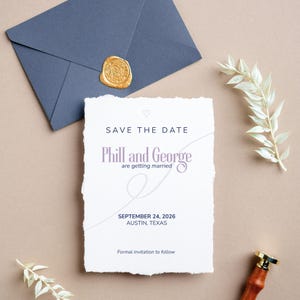 Puede incluir: Una invitación de boda con el texto "Save the Date" y los nombres "Phill and George" en una fuente elegante. La invitación está en papel texturizado, con un sobre azul y un sello de cera dorado. La fecha es el 24 de septiembre de 2026, en Austin, Texas.