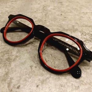 Modern Crown Panto Glasses – New Retro Style in Black & Red | Bold Vintage-Inspired Eyewear | Unisex | Japanese Seller
