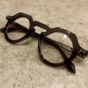 Modern Crown Panto Glasses – Black & Gray Frame | Bold Vintage-Inspired Eyewear | Unisex Design | Japanese Seller