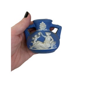 Wedgewood England blue white double handled small vase