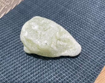 天然グリーン翡翠原石 アフガニスタン産の本物の美しい翡翠石。癒し