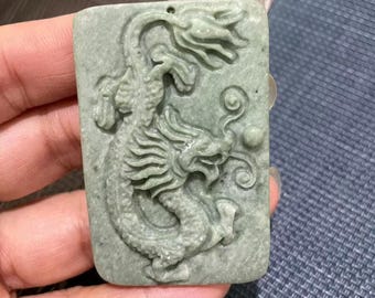 彫刻された緑の翡翠の龍のペンダント：幸運のお守りネックレス