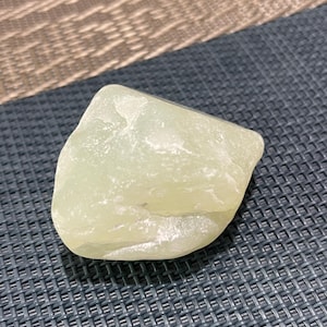 Piedra preciosa de cristal de jade en bruto única, fabricación de joyas en bruto, cristal natural curativo, piedra verde claro, tienda de cristales, cristal curativo.