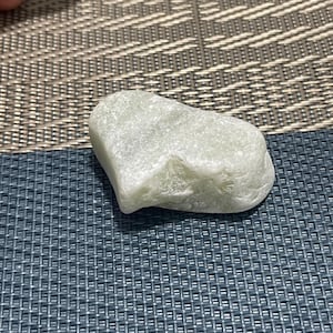 Piedra cruda de jade de cristal natural, fabricación de joyas en bruto, cristal curativo único, piedra verde claro, tienda de cristales, cristal curativo, piedra preciosa de cristal.