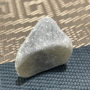 Piedra preciosa de cristal de jade natural en bruto, piedra verde claro única, fabricación de joyas en bruto, cristal curativo, tienda de cristales curativos, 0,47 g