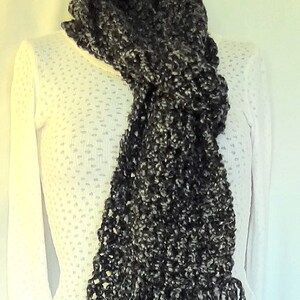 Écharpe noire et blanche en tweed 81 x 5 pouces rétro extra longue épaisse super douce surdimensionnée hommes femmes OOAK unisexe foulard anniversaire, emo, anime image 3