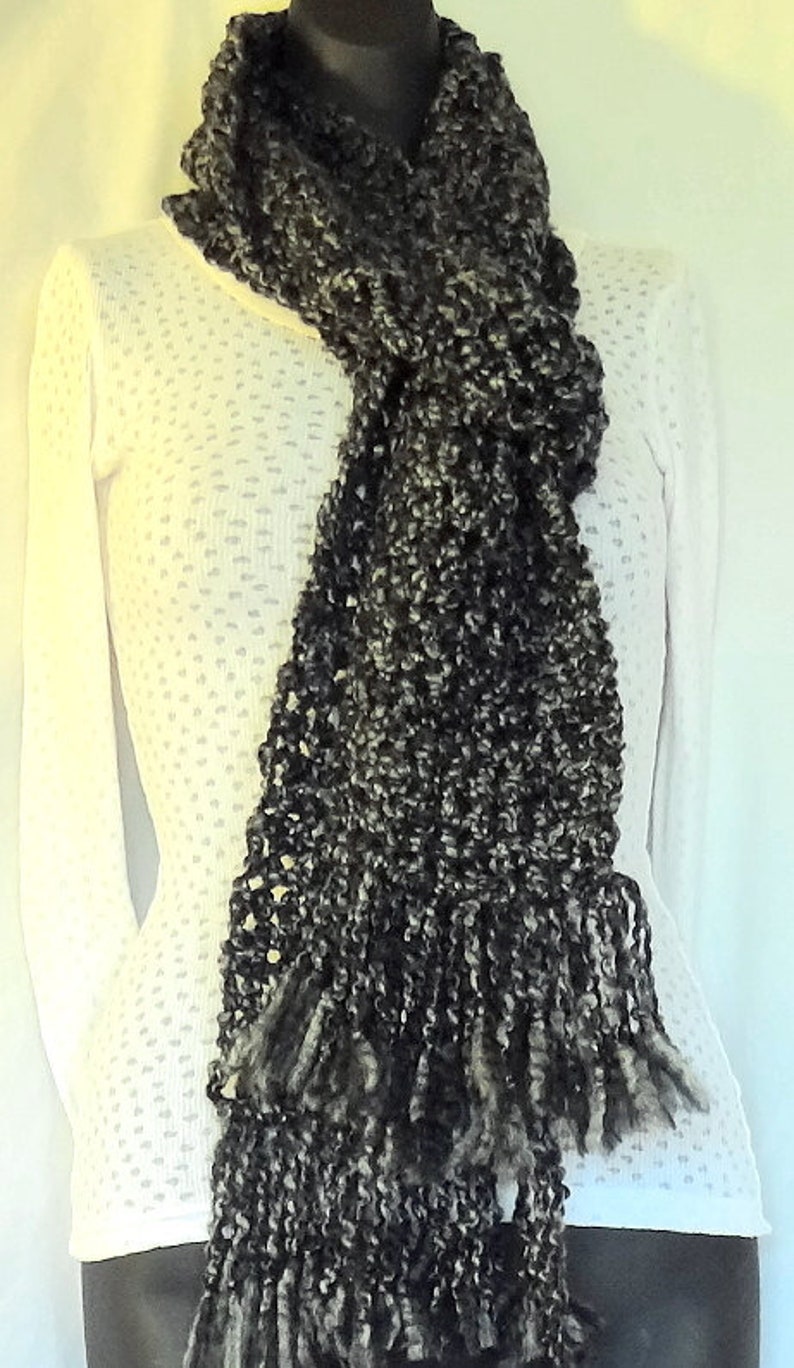 Écharpe noire et blanche en tweed 81 x 5 pouces rétro extra longue épaisse super douce surdimensionnée hommes femmes OOAK unisexe foulard anniversaire, emo, anime image 3