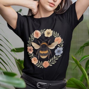 Camiseta inspirada en las abejas, camiseta para amantes de la naturaleza, regalo de jardinería, ropa para entusiastas de las abejas, camiseta de abejas, jardinería apícola, camiseta botánica de abejas, regalo de apicultor