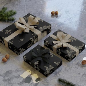 Rol cadeaupapier met gotische schedel, inpakpapier met donkere bloemen, halloweendecor, unieke cadeauverpakking, elegant gelegenheidspapier