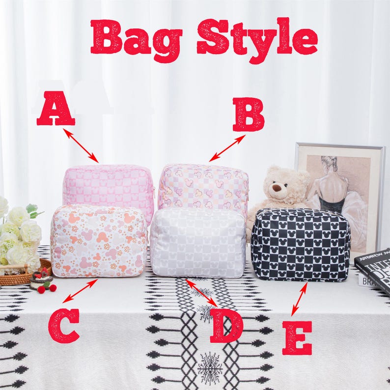 Op de afbeelding: Een assortiment make-up tassen in verschillende patronen en kleuren, waaronder roze, wit en zwart. De tassen hebben ontwerpen zoals Mickey Mouse-silhouetten en een herhalend patroon. De tekst "Bag Style" wordt in het rood weergegeven.