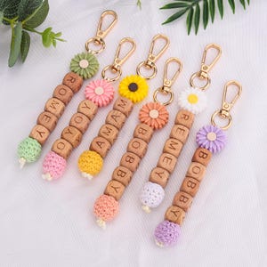 Personalised Daisy Beaded Keyring, Custom Name Floral Keyring with Crochet Bead Gift for Mum, Friend Women&#39;s Keychain, Back to School Tag