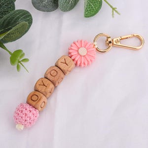 Personalised Daisy Beaded Keyring, Custom Name Floral Keyring with Crochet Bead Gift for Mum, Friend Women&#39;s Keychain, Back to School Tag