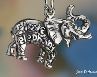 Może przedstawiać: Srebrny charm w kształcie słonia z wygrawerowanym napisem "I Love Elephants" na boku.