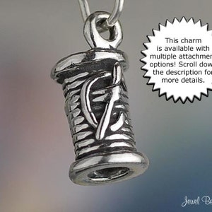 Puede incluir: Un charm de plata en forma de carrete de hilo con una aguja. El charm est&aacute; disponible con m&uacute;ltiples opciones de fijaci&oacute;n. Este charm es para la elaboraci&oacute;n de joyas.