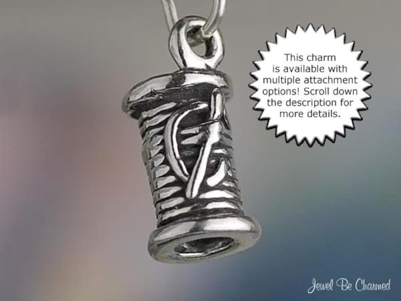 Puede incluir: Un charm de plata en forma de carrete de hilo con una aguja. El charm est&aacute; disponible con m&uacute;ltiples opciones de fijaci&oacute;n. Este charm es para la elaboraci&oacute;n de joyas.