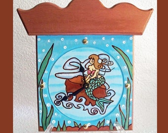 Reloj de pared o mesa de sirena con soporte adicional, hecho a mano, diseño de quemaduras de madera, pintado a mano, regalo único