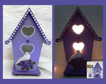 Lilac Birdhouse Night Light, Lámpara de noche, A juego con el soporte de fotos de alambre, Regalo hecho a mano, Luz colgante de pared, Regalo de baby shower, Regalo de calentamiento de la casa