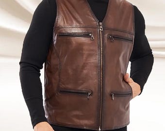 Chaleco de cuero marrón chocolate para motociclista. Chaleco de cuero para motociclista.