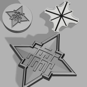 Op de afbeelding: Drie grijze objecten worden getoond tegen een grijze achtergrond. Eén is een cirkelvormig embleem met een ster en geometrisch ontwerp. Een ander is een stervormig object met een geometrisch ontwerp. De derde is een vleermuisvormig object met zwarte lijnen.