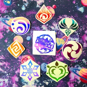 Op de afbeelding: Acht iriserende holografische stickers met verschillende ontwerpen, waaronder een sneeuwvlok, een hart, een werveling, een vlam, een vogel, een ster, een geometrische vorm en een klavertje vier. De stickers bevinden zich op een zwarte achtergrond met een galaxy-patroon.