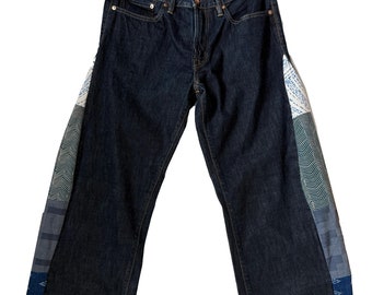 Jean large en denim retravaillé et recyclé avec empiècements latéraux en patchwork, taille 34 x 34 po