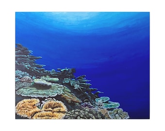 Könnte beinhalten: Ein Unterwasserbild zeigt ein lebendiges Korallenriff vor einem tiefblauen Ozeanhintergrund. Die Korallen weisen eine Vielzahl von Farben auf, darunter Gelb, Grün und Lila, wodurch eine dynamische und farbenfrohe Szene entsteht. Das Kunstwerk erzeugt ein Gefühl von Tiefe und Ruhe.