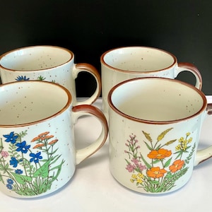 Tazas de café vintage con flores silvestres de Tundra Imports of Japan, década de 1970