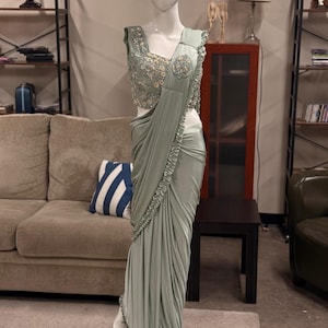 Salbeigrüner Sari mit Rüschenborte & Schwere Bluse | Eine Minute | Vorgenäht |Ready to Wear Saree | Party, Hochzeitsgast Outfit