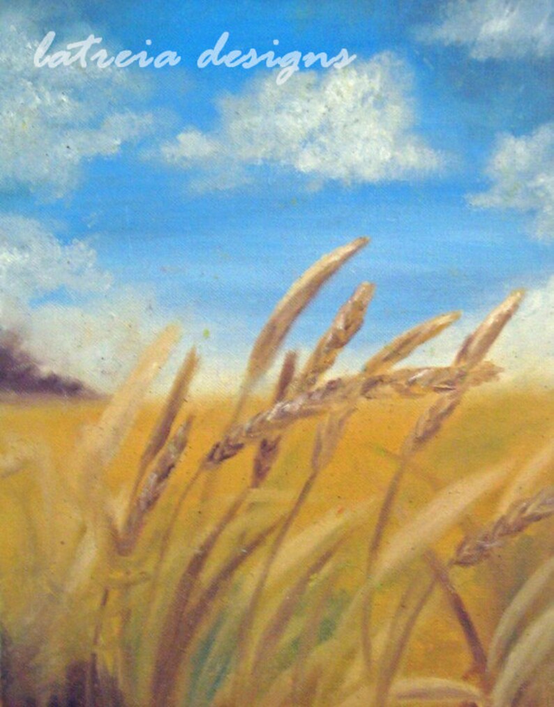 Op de afbeelding: Een schilderij van een tarweveld met een blauwe lucht en witte wolken op de achtergrond. De tekst "latreia designs" staat in wit bovenaan de afbeelding.
