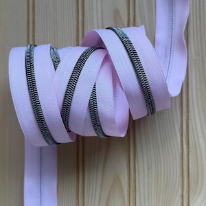 Ruban adhésif à glissière rose clair à coupe continue, taille 5, avec dents en nylon irisé arc-en-ciel irisé