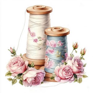 Puede incluir: Ilustración en acuarela de dos carretes de hilo de madera, uno blanco y otro azul, adornados con motivos de rosas rosas. Los carretes están rodeados de rosas y capullos rosas, creando un tema floral vintage.