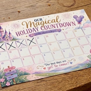 Könnte beinhalten: Ein farbenfroher Urlaubs-Countdown-Kalender mit einer Schlossillustration und dem Text "Our Magical Holiday Countdown". Der Kalender hat ein Raster zum Markieren von Tagen, durchgestrichenen Daten und dekorativen Ballons.
