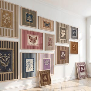 Könnte beinhalten: Eine Galerie-Wand mit mehreren gerahmten Drucken, die botanische und Insekten-Illustrationen zeigen. Jeder Druck ist vor einem gestreiften Hintergrund platziert und in einen hellen Holzrahmen gefasst, mit verschiedenen Blumen- und Mottenmotiven.