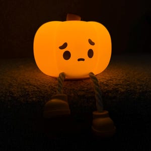 Cute Pumpkin Desk Light – Touch Tap Dimmable Night Light with Battery, Cozy Fall Decor, Autumn Halloween Table Lamp Gift