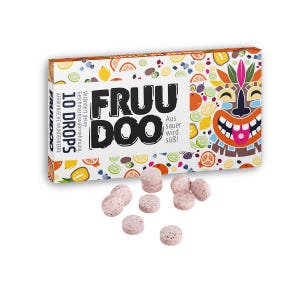 Könnte beinhalten: Eine Schachtel mit "FRUU DOO" Drops mit dem Text "10 DROPS" und "AFRIKANISCHE WUNDERBEERE". Die Schachtel hat ein farbenfrohes Design mit Fruchtdarstellungen und einem Tiki-Gesicht. Mehrere rosa Drops liegen vor der Schachtel.