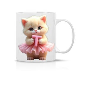 Lindo gatito sosteniendo la letra T en una taza con nombre personalizado
