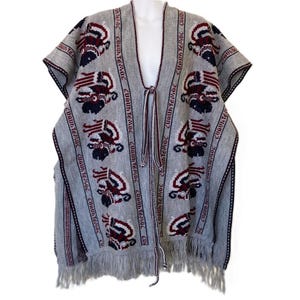 Knit Serape Poncho with Tie Front Fringe Trim Cuauhtemoc Aztec Design Grey Acrylic Vintage 80s Cape