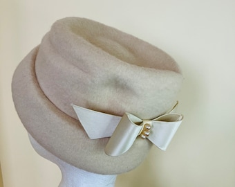 Ivory Felt Pleated Cloche Hat with Satin Bow Vintage 1960s Hubbard Felt Co