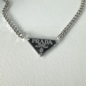 Collar vintage con la letra P reutilizada: diseño triangular único, joyería personalizada hecha a mano.