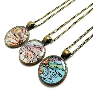 Collier carte. Vous sélectionnez l'emplacement. Partout dans le monde. Un collier. Pendentif en résine. Bijoux de carte. Collier Wanderlust World. carte vintage.