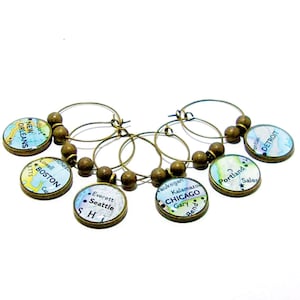 AANGEPASTE vintage kaart wijnglas bedels. Set van zes. Jij selecteert locaties wereldwijd. Reizen wijn Charms. Kaart wijn charme. Uniek kerstcadeau