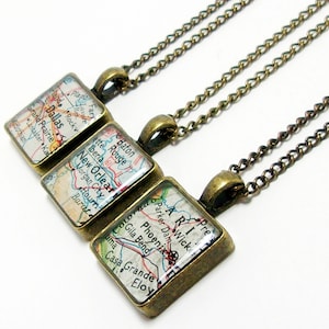 Collar con mapa cuadrado. Seleccione la ubicación. Un collar. Joyería personalizada con colgante de ciudad, universidad y parque nacional. Regalo con mapa de graduación.