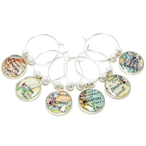 Weinglas-Charms. 6er Set. Sie Ausgewählte Standorte Weltweit. Personalisiertes Geschenk. Vintage Landkarte Anhänger. Wein Charms. Reisegeschenke Einzigartig