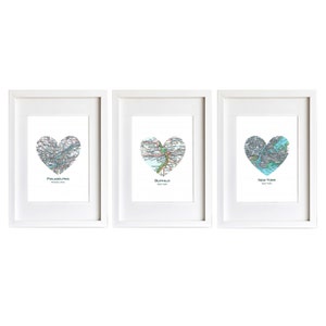 Set aus DREI benutzerdefinierten Herzkarten-Kunstdrucken. Druck nur ohne Rahmen. Sie wählen 3 Städte Weltweit. Personalisierter Text. Einweihungsgeschenk.