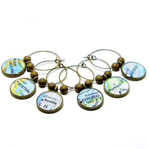 Dijes para copas de vino con forma de mapa de viaje. Puedes incluir ciudades, estados o países. Juego de seis. Dijes para copas de vino con forma de destino. Dijes para copas de vino para regalar en bodas.